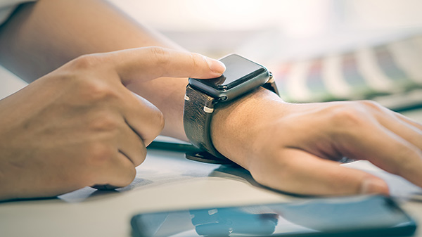 iemand raakt scherm aan van smartwatch